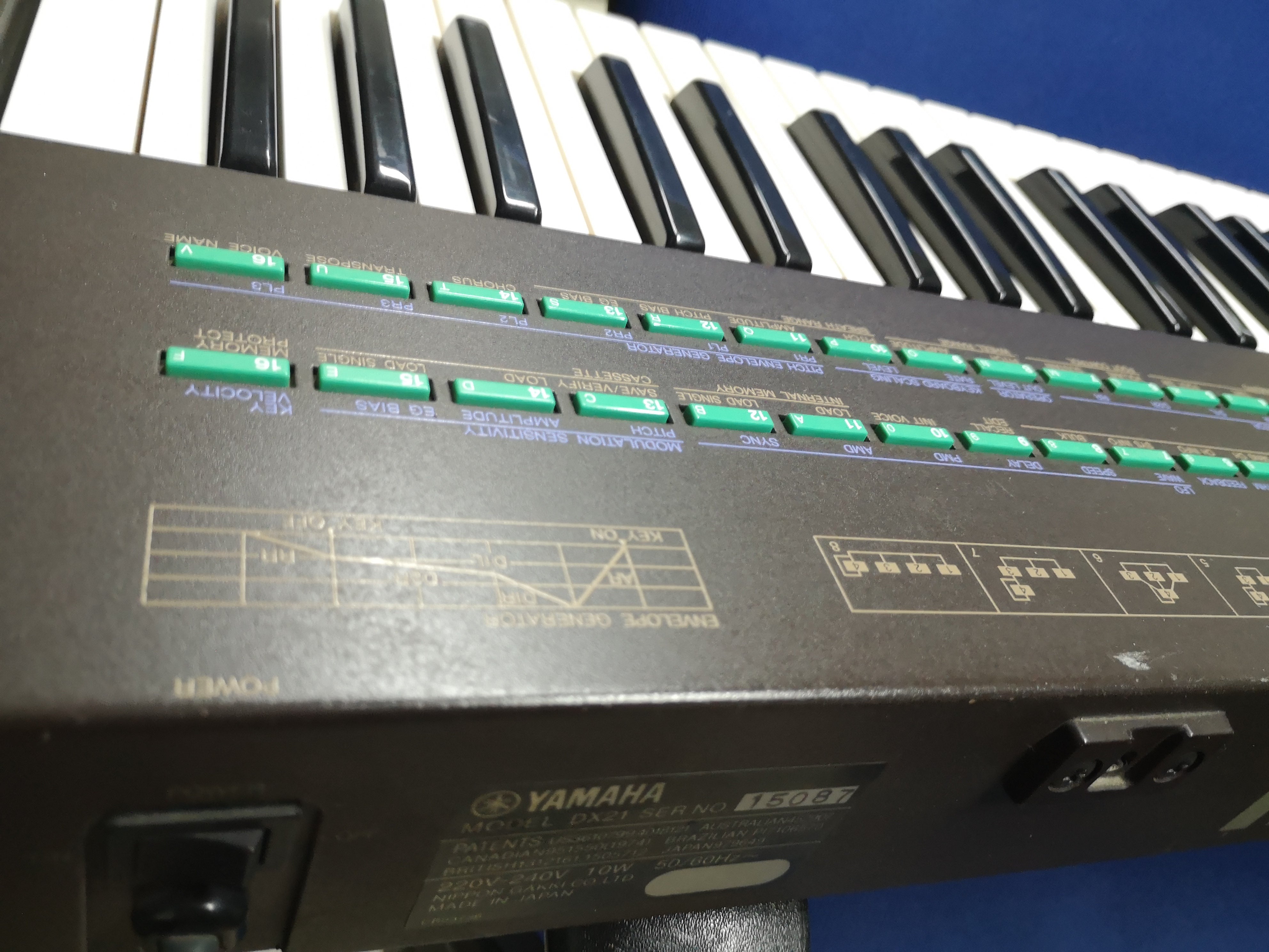 Yamaha DX21 - Digital FM vintage synthesizer