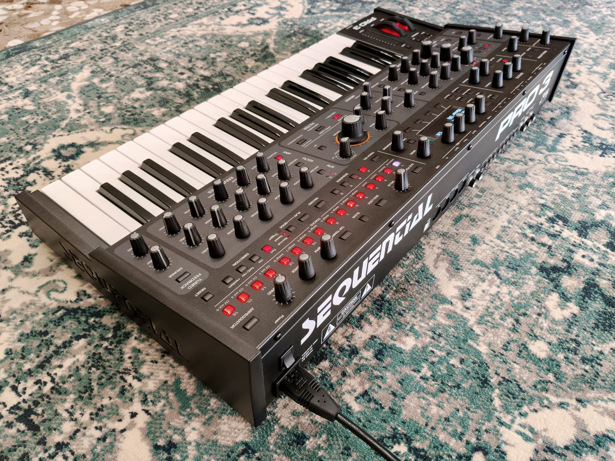 Sequential Pro 3 Synth + professional bag and custom wood side