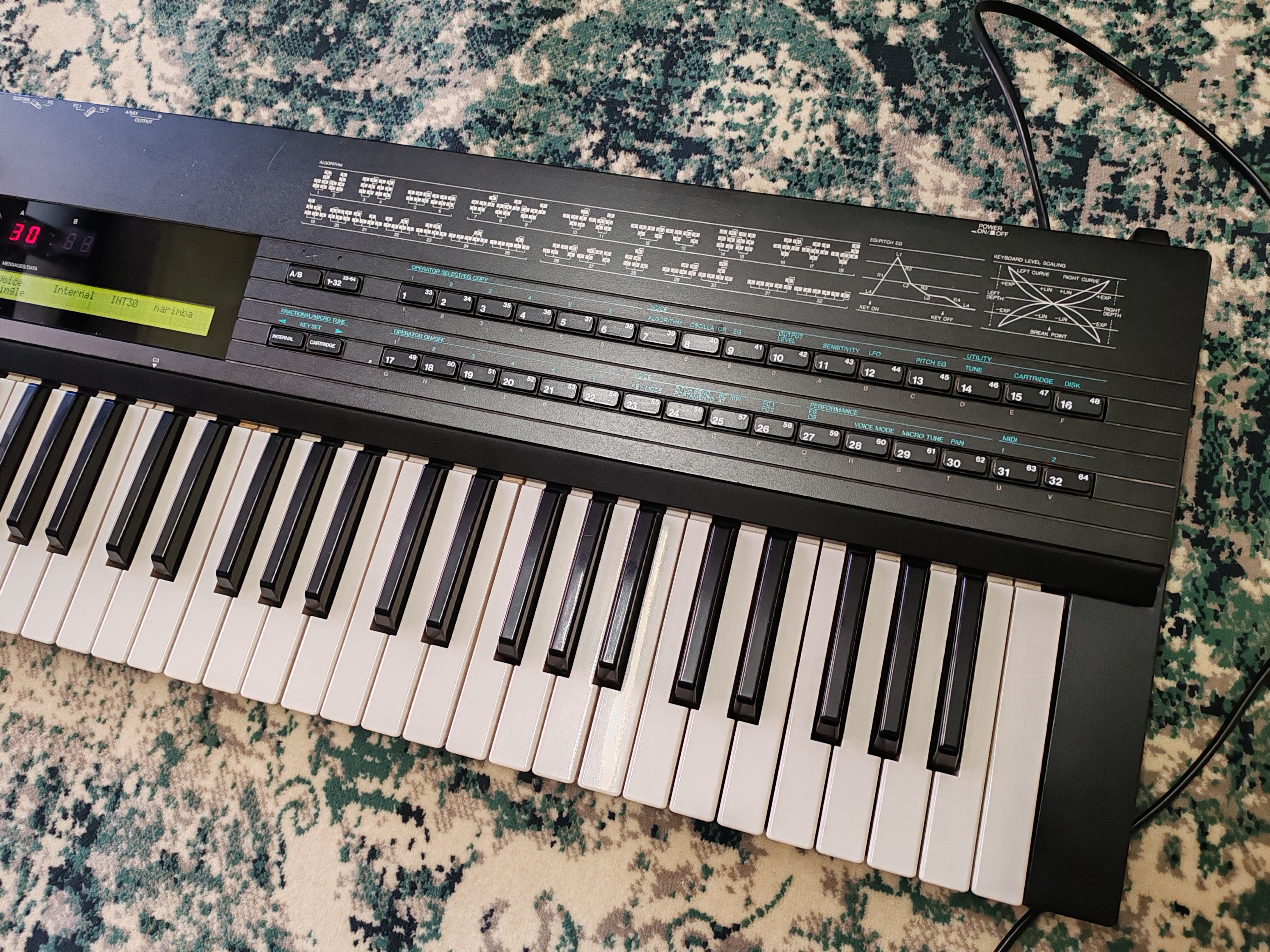 YAMAHA DX7 II FD 16-Voice Synthesizer with Card and Hard Case