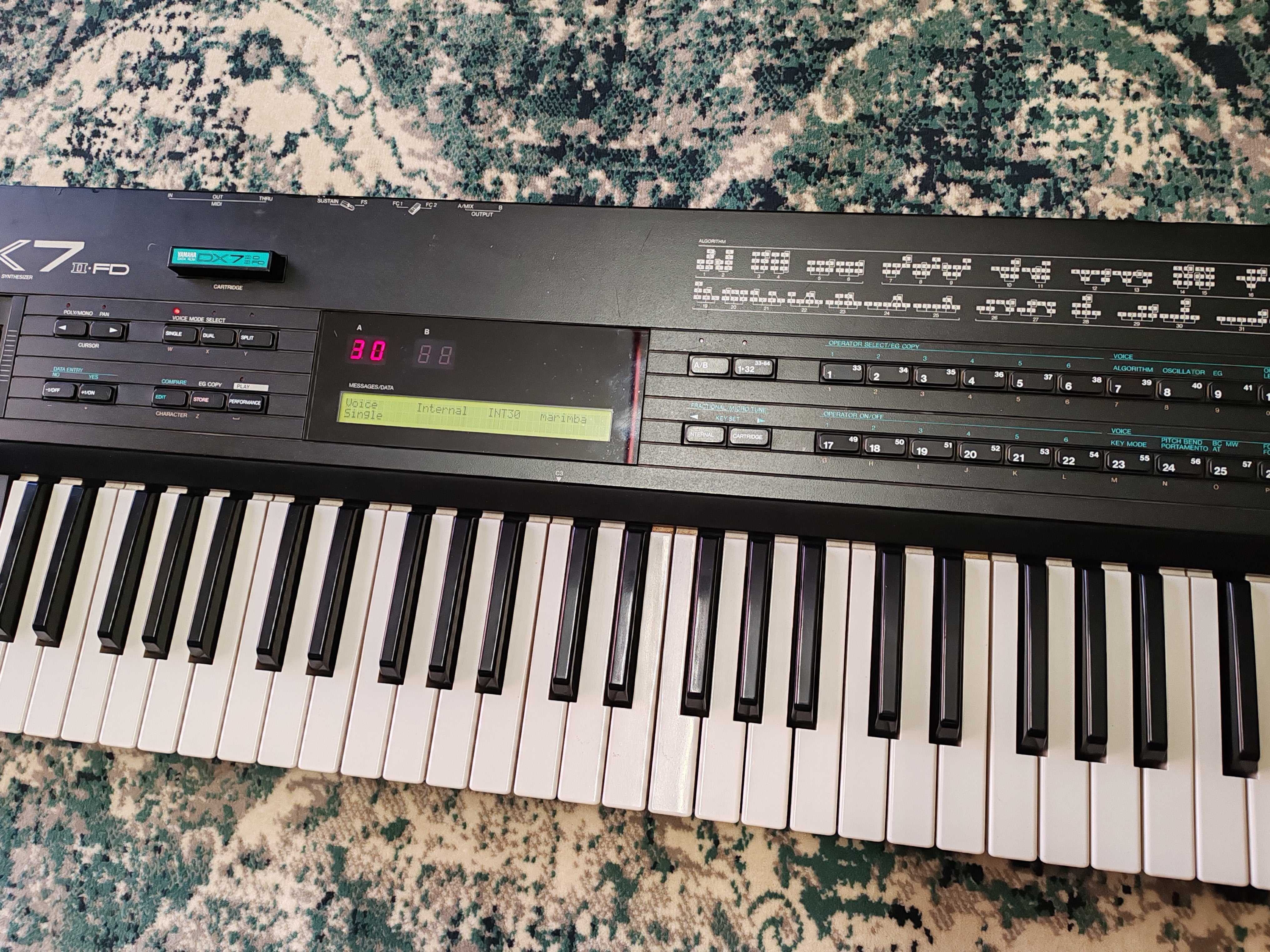 YAMAHA DX7 II FD 16-Voice Synthesizer with Card and Hard Case