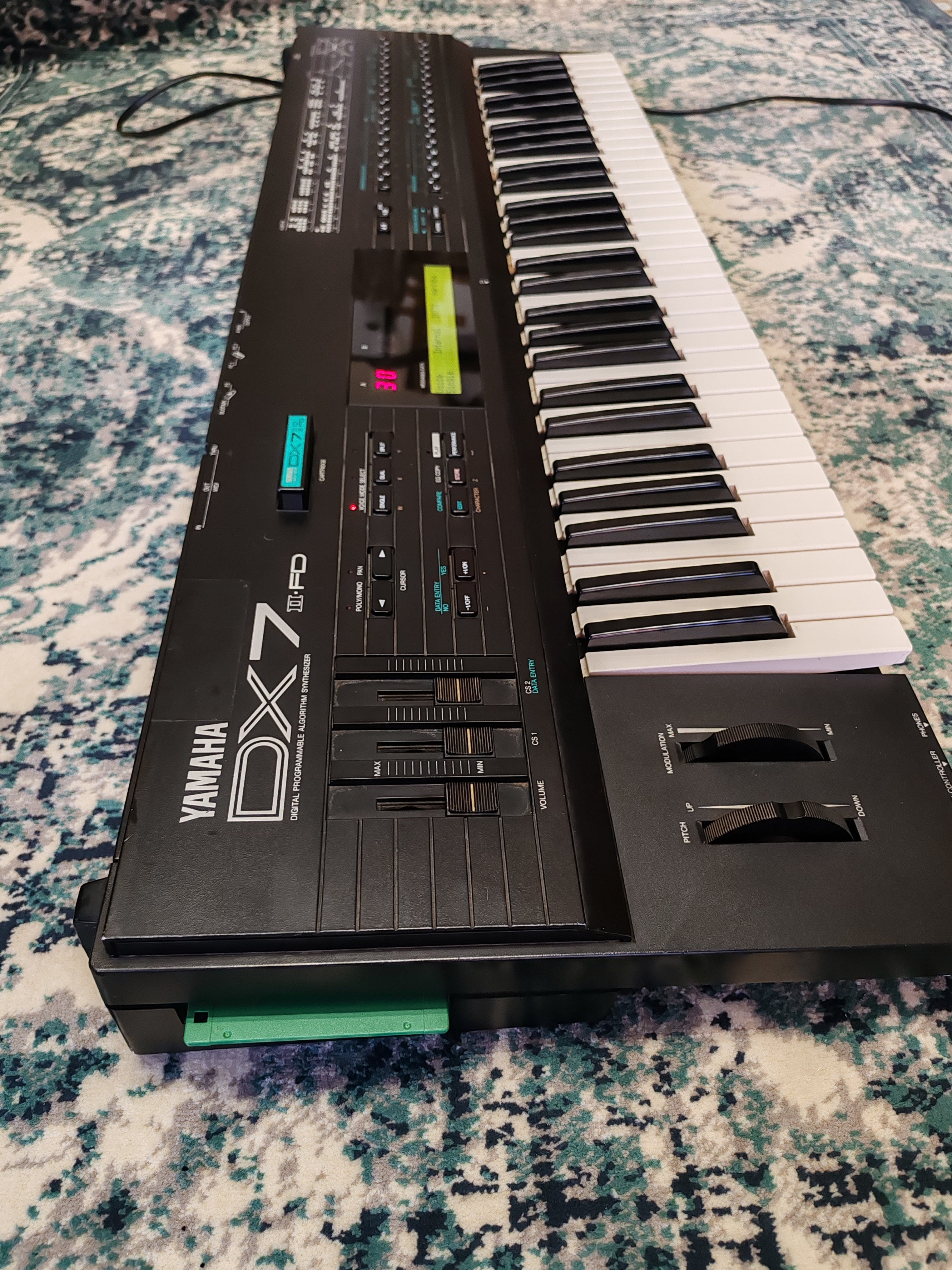 YAMAHA DX7 II FD 16-Voice Synthesizer with Card and Hard Case