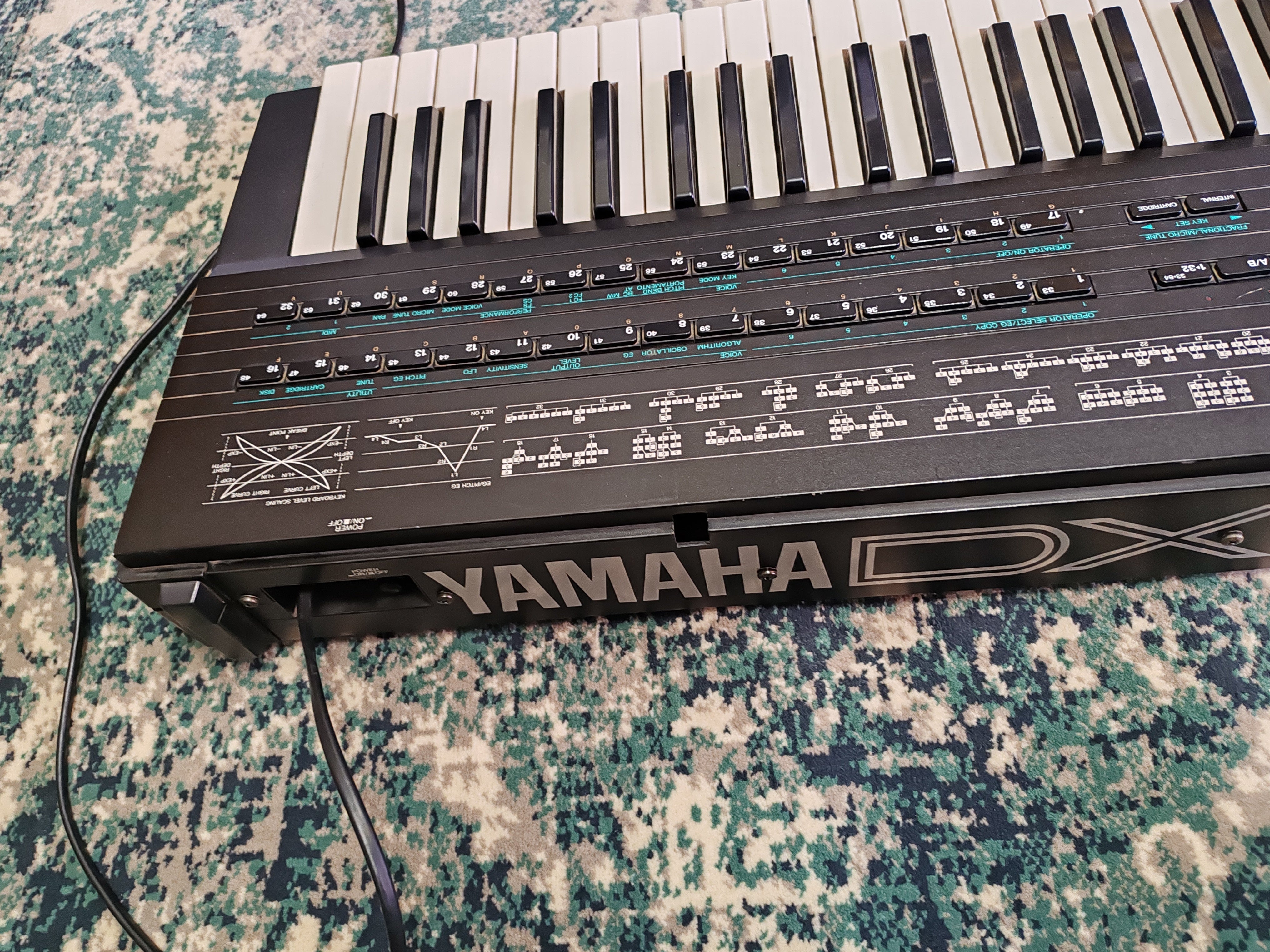 YAMAHA DX7 II FD 16-Voice Synthesizer with Card and Hard Case