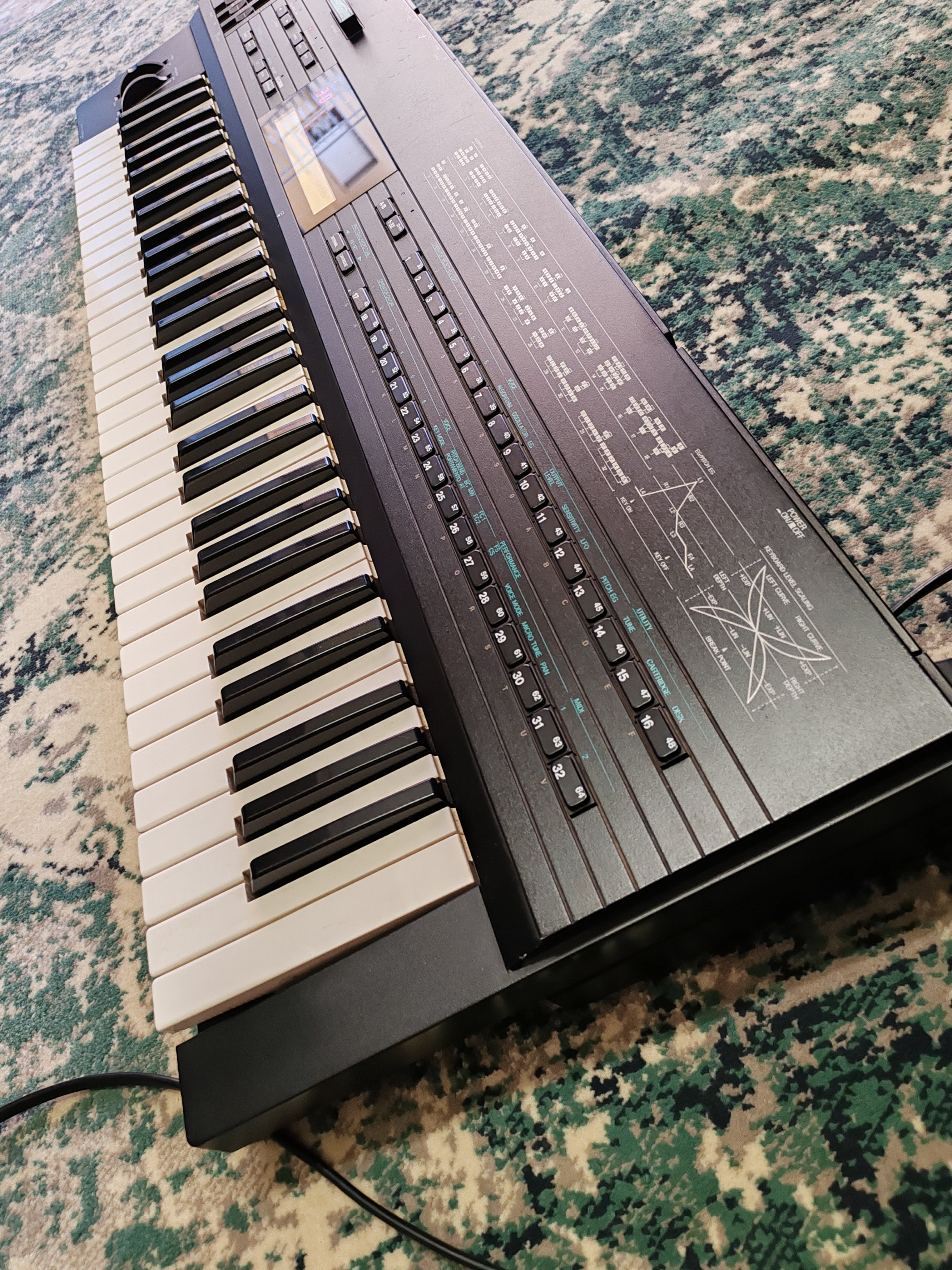 YAMAHA DX7 II FD 16-Voice Synthesizer with Card and Hard Case