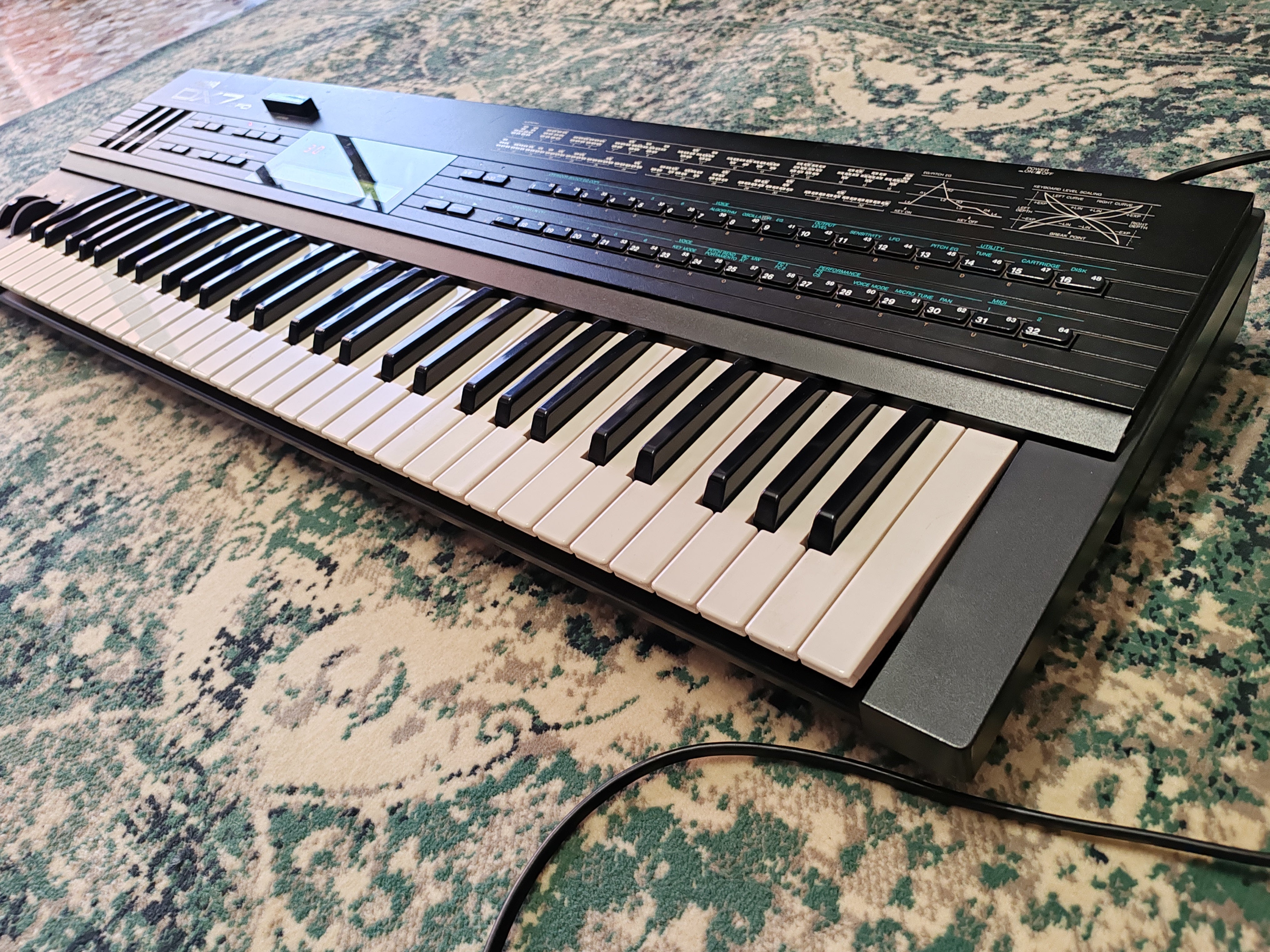 YAMAHA DX7 II FD 16-Voice Synthesizer with Card and Hard Case