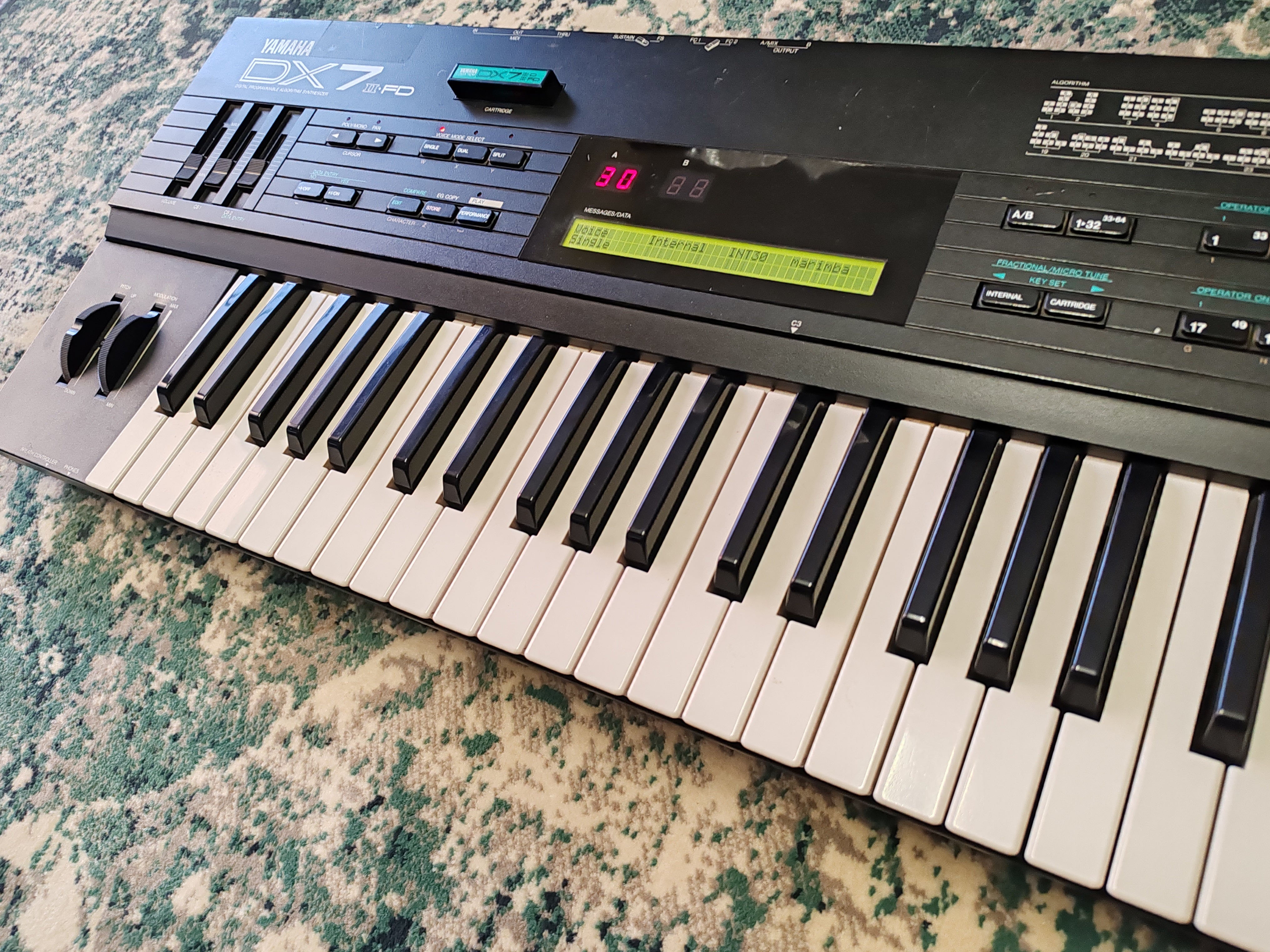 YAMAHA DX7 II FD 16-Voice Synthesizer with Card and Hard Case