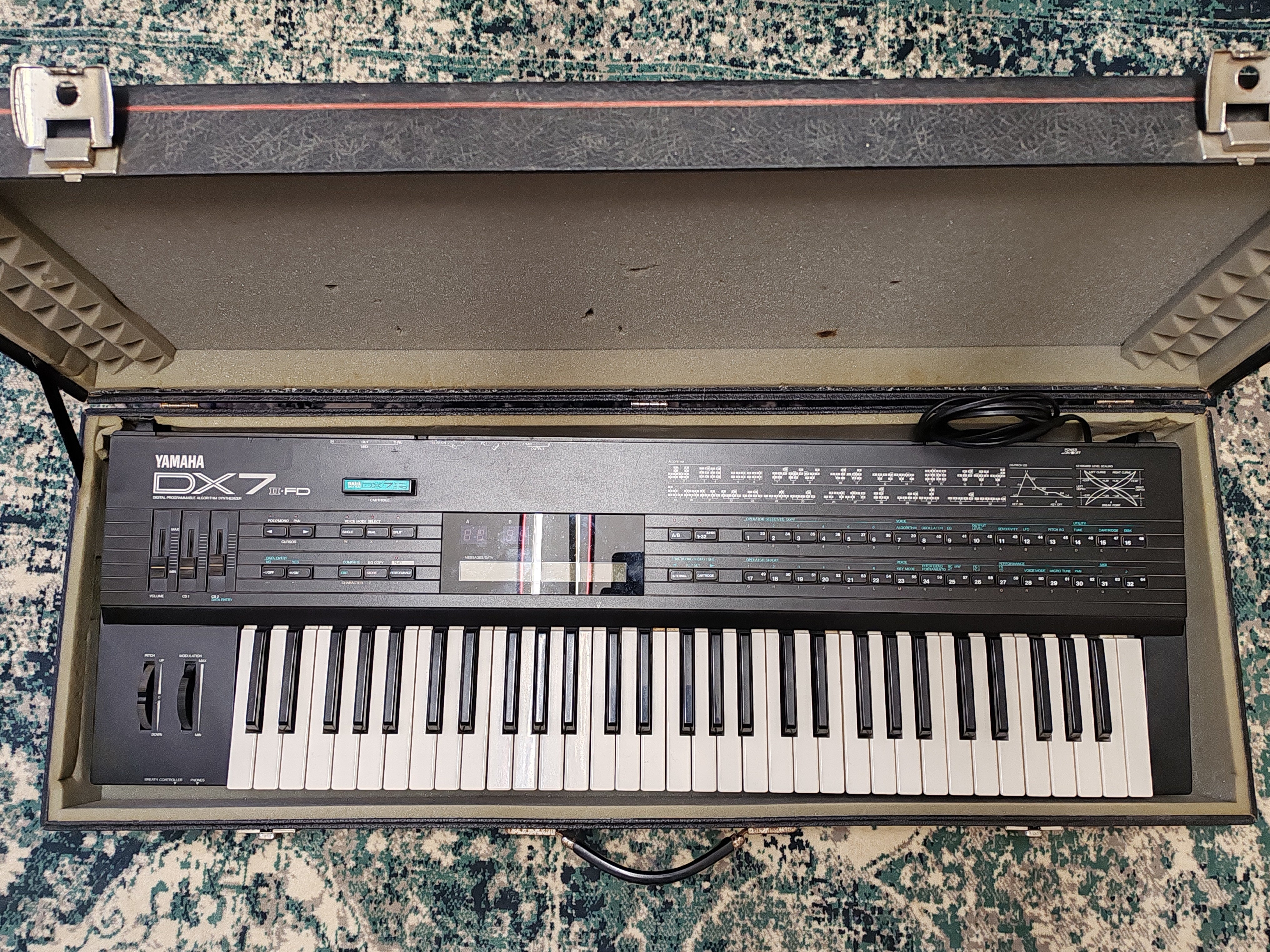 YAMAHA DX7 II FD 16-Voice Synthesizer with Card and Hard Case