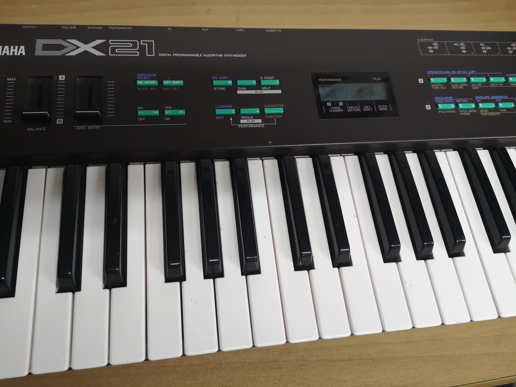 Yamaha DX21 - Digital FM vintage synthesizer| Synthcloud di