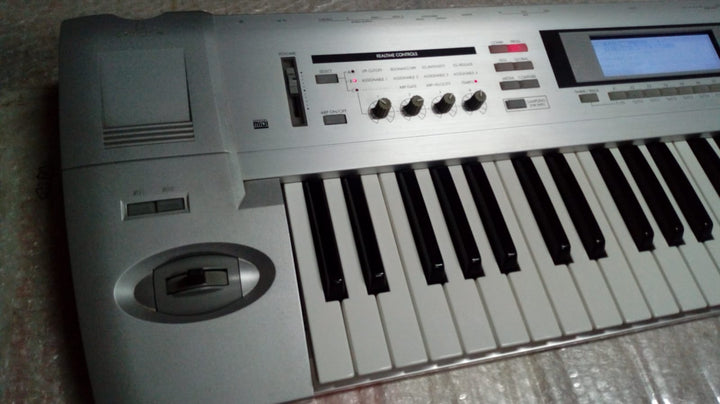 Korg Triton le 61 / 16mb Ram /INTERNAL ALIMENTATION / Synthonia 